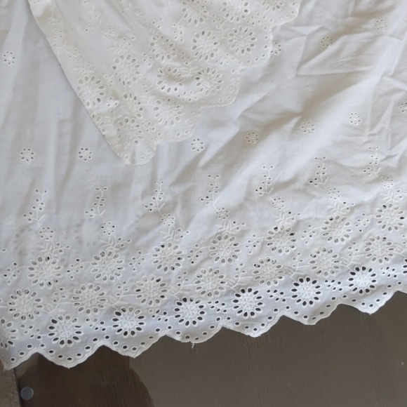 Pretty eyelet lace top - Picture 2 of 3